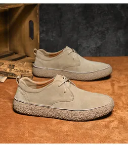 Dettaglio scarpa in pelle scamosciata kaki con suola spessa in gomma testurizzata vintage