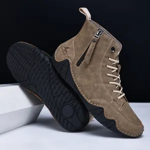 Makroaufnahme der braunen High-Top-Stiefel mit seitlichem Metallreißverschluss und Textur