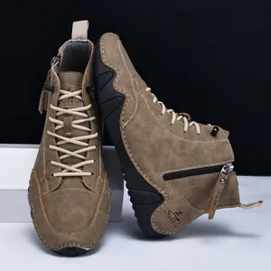 Detailansicht brauner High-Top-Boots mit weißen Nähten und einem seitlichen Reißverschluss
