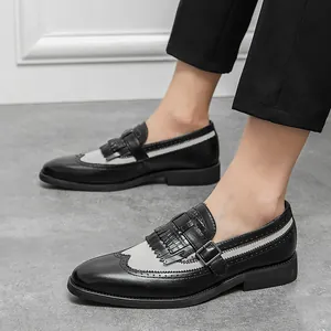 Κλασικά ασπρόμαυρα δίχρωμα brogue loafers με φούντες και λεπτομέρειες με αγκράφα