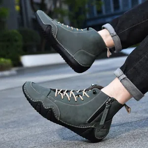Detail von dunkelgrünen Nubukleder-Stiefeletten mit Seitenreißverschluss und robuster Sohle