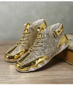 Dettaglio di sneaker alte glitterate dorate con inserti metallici e suole bianche ondulate