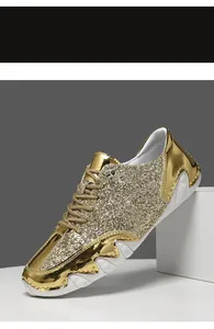 Detailaufnahme der glänzenden goldenen Pailletten und Metallic-Leder bei Sneakern