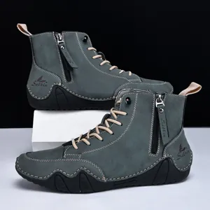 Detail der dunkelgrünen Herren-Stiefeletten mit seitlichem Metall-Reißverschluss und Schnürung