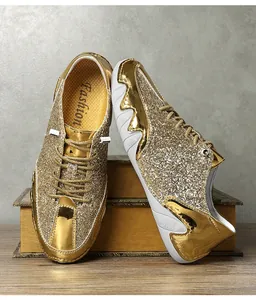Makrodetail luxuriöser goldener Pailletten-Sneaker mit metallischer Spiegel-Textur