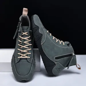 Detail von High-Top-Lederstiefeln mit seitlichem Reißverschluss, Schnürung und Gummisohle