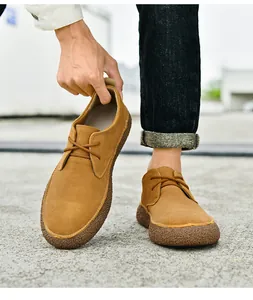 Dettaglio di scarpe casual in camoscio senape con spessa suola in gomma antiscivolo