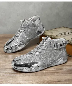 Dettaglio di stivaletti glitter argento con cinturino LDECK e suola in gomma bianca