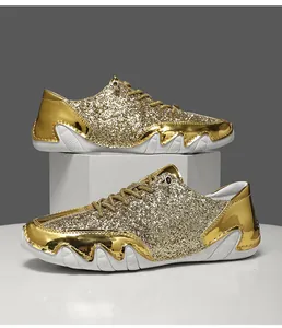 Nahaufnahme von goldenen Glitzer-Pailletten und Metallic-Leder auf modischen Halbschuhen