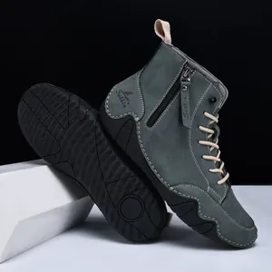 Details von dunkelgrauen High-Top-Stiefeln mit Seitenreißverschluss und rutschfester Sohle
