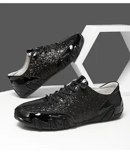 Detailansicht der schwarzen Pailletten-Sneaker mit glänzenden Lackleder-Akzenten für Herren