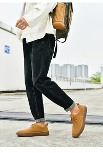 Vista laterale di scarpe casual da uomo in camoscio cammello con spessa suola in gomma