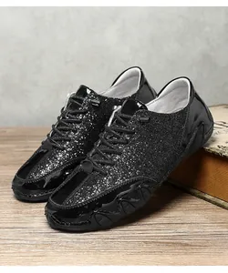 Detail schwarzer Pailletten-Halbschuhe für Herren mit glänzenden Lacklederakzenten