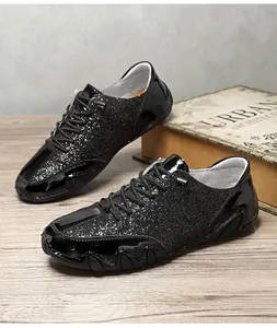 Detail der glitzernden schwarzen Freizeitschuhe aus Glitzermaterial und Lackleder-Elementen