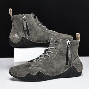 Detail von grauen High-Top-Lederstiefeln mit Seitenreißverschluss und robuster Gummisohle