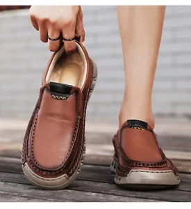 Nahaufnahme brauner Loafer aus Narbenleder mit Handnaht-Details und dicker rutschfester Sohle