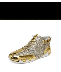 Dettaglio di sneaker alte dorate con texture di paillettes e cinturino alla caviglia