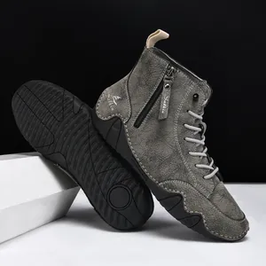 Detailansicht der dunkelgrauen Herren-Stiefeletten mit weißen Nähten und rutschfester Gummisohle