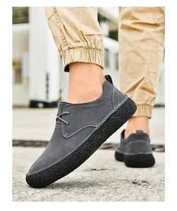 Dettaglio macro di scarpe in nabuk grigio con suole in gomma antiscivolo e cuciture fini