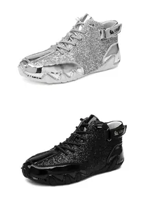 Dettaglio di sneaker alte in glitter argento e nero con cinturini in velcro regolabili