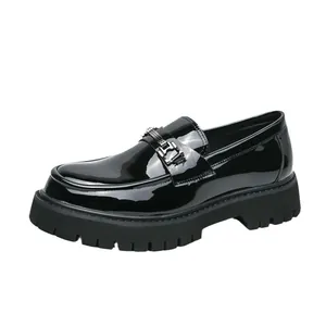 Mocassini classici in pelle verniciata nera con fibbia in metallo e suola platform