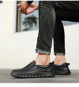 Detail der handgenähten Nähte und Gummisohle an schwarzen Leder-Loafers