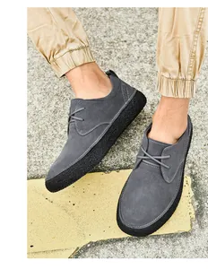 Dettaglio di scarpe casual in pelle scamosciata grigio scuro con suola spessa antiscivolo