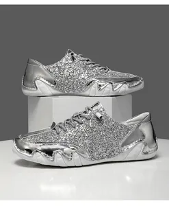 Detail der silbernen Pailletten-Sneaker mit Spiegeleffekt und gewellter Sohle