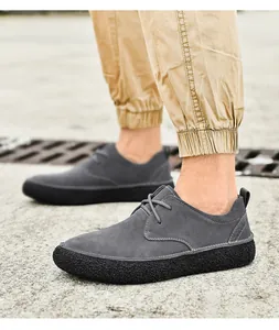 Vista laterale dettagliata di scarpe in camoscio grigio con spessa suola in gomma