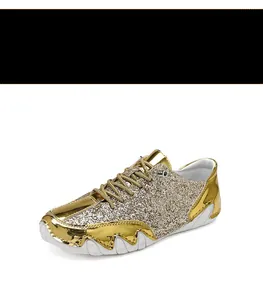 Details von goldenen Pailletten und Lackleder auf stylischen Low-Top-Sneakern