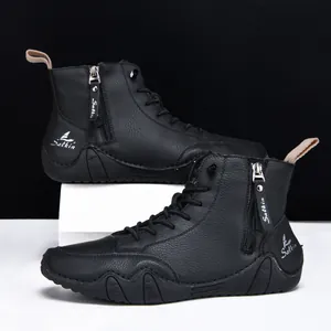 Details schwarzer High-Top-Lederstiefel mit Reißverschluss und Gummisohle