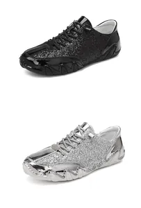 Nahaufnahme von Glitzerpailletten und Metallic-Finish auf flachen Freizeit-Sneakern