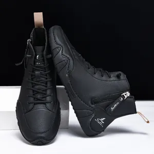 Detail von schwarzen High-Top-Boots mit Lederstruktur, Seitenreißverschluss und Profilsohle