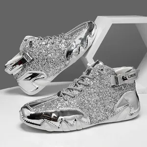 Sneaker alte con paillettes argento con pelle metallizzata e suola in gomma bianca