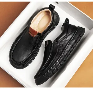 Detailsicht der schwarzen Leder-Loafer mit dicken rutschfesten Gummisohlen und weichem Futter