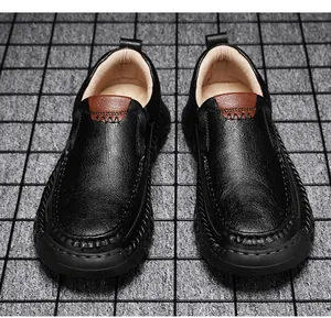 Detaillierte Draufsicht auf schwarze Leder-Loafer mit handgenähten braunen Akzenten
