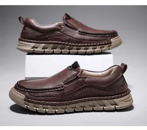 Detailansicht brauner Leder-Loafer mit handgenähten Nähten und dicker rutschfester Gummisohle