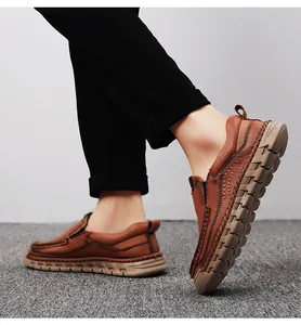 Detailaufnahme der handgenähten Nähte bei dunkelbraunen Leder-Loafers mit dicker Sohle