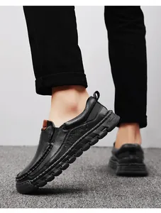 Seitenansicht handgenähter schwarzer Leder-Loafers für Herren auf grauem Grund