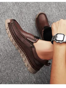 Nahaufnahme brauner Leder-Loafer mit handgenähten Details und rutschfesten Sohlen