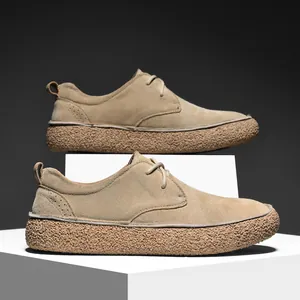 Scarpe casual da uomo in pelle scamosciata retrò con suola platform su supporto moderno
