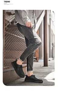 Dettagli di scarpe casual da uomo in pelle nera con cuciture artigianali e suola in gomma