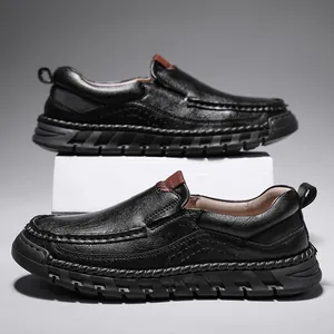 Schwarze Herren-Leder-Loafer mit braunen Akzenten und handgefertigten Nähten im Detail
