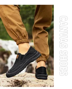 Πλαϊνή όψη μαύρων υφασμάτινων παπουτσιών slip-on με χειροποίητη ραφή σε βράχια