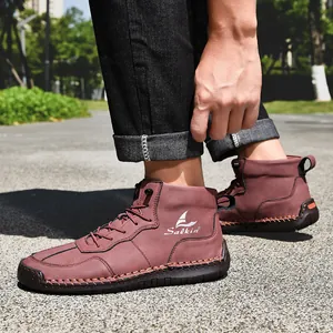 Vue macro des bottines rétro en cuir marron foncé avec détails du logo Salkin dehors
