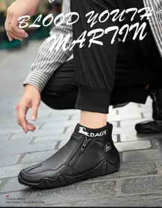 Detail schwarzer Lederstiefel mit Metallreißverschluss und DAGY-Logo am Strickkragen