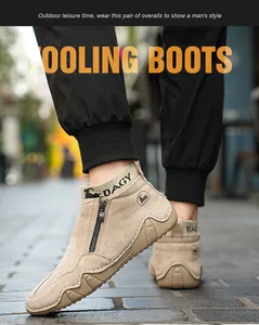 Nahaufnahme der beigen Leder-Boots mit seitlichem Reißverschluss und rutschfester Gummisohle