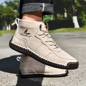 Vue détaillée des bottines Martin en cuir beige avec coutures et logo Salkin sur le côté