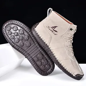 Détail de bottines en cuir avec semelle en caoutchouc antidérapante et coutures robustes