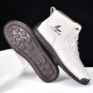 Détail des bottines en cuir Salkin avec coutures artisanales et logo de requin